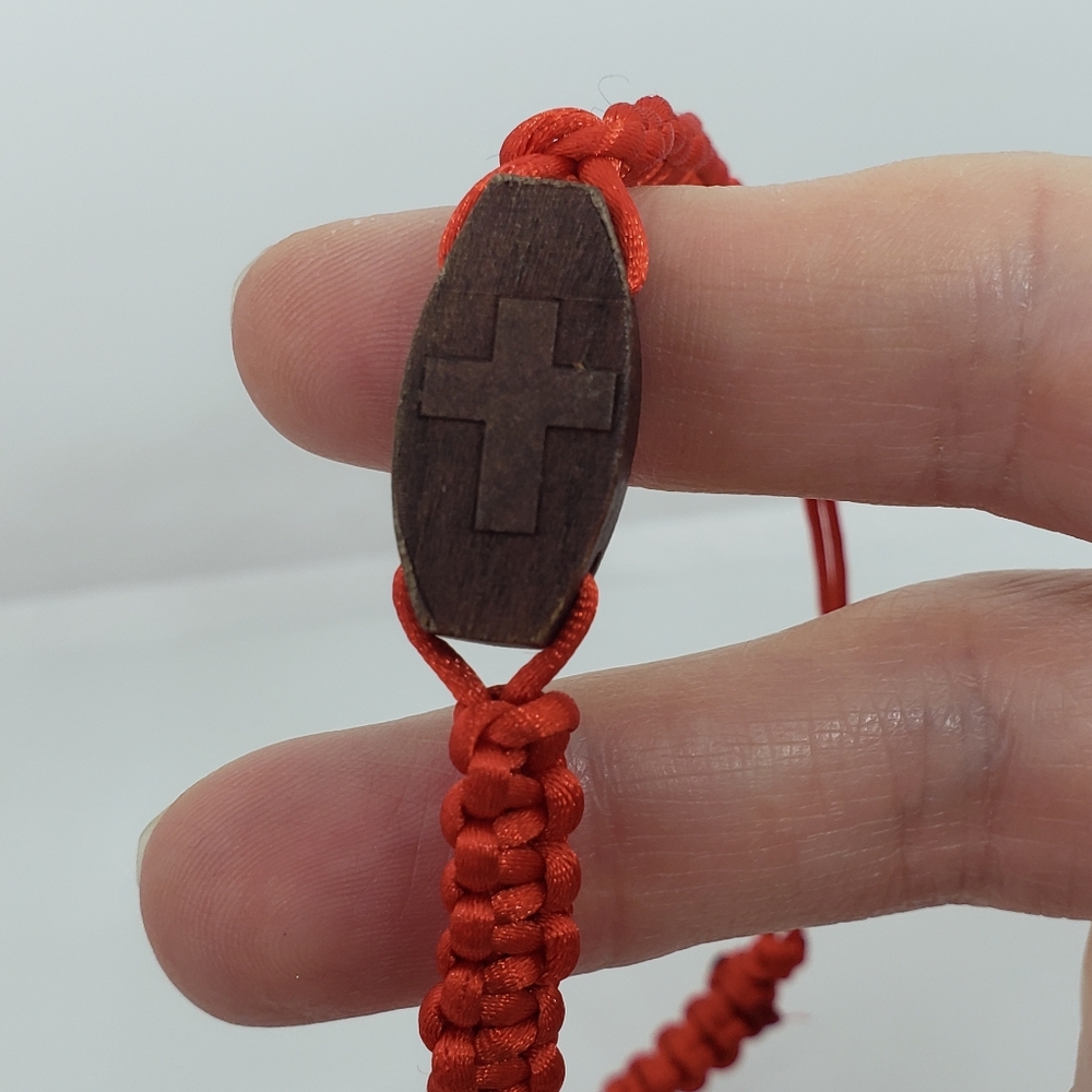 NWOT Cross Design with Adjustable Red String Bracelet - Picture 6 of 7